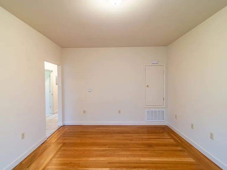 845 Warfield Ave — Photo 3
