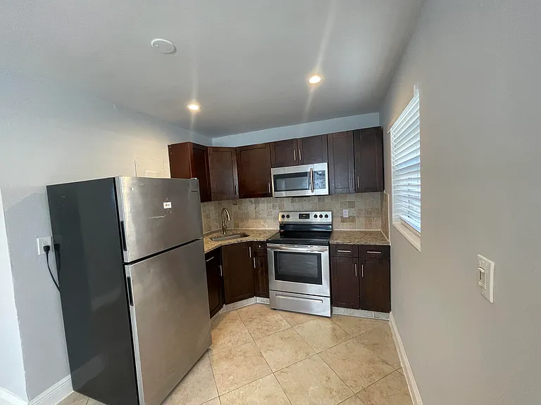 215 SW 16th St #4 — Photo 2