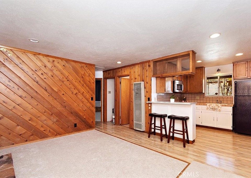 1st image of 715 E Victoria Ct