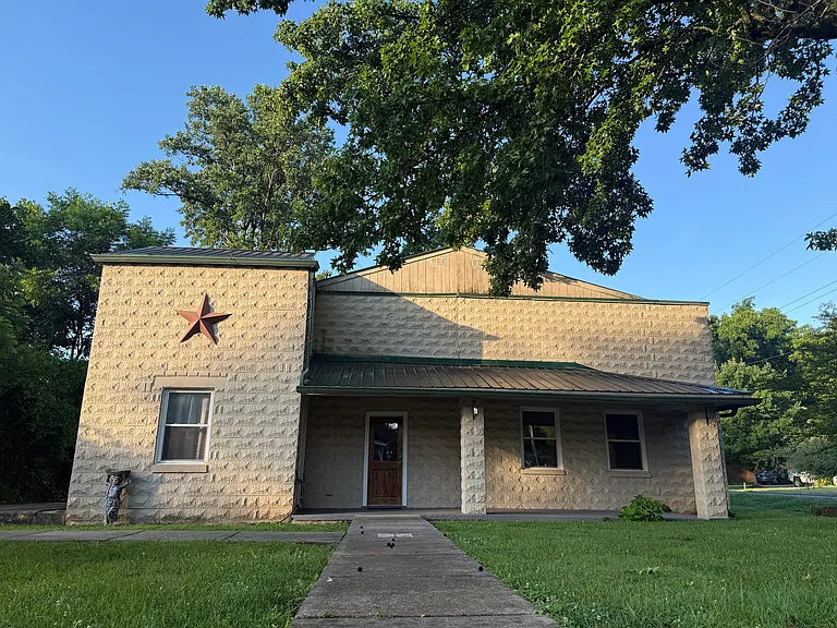 2702 Stuart St — Photo 2