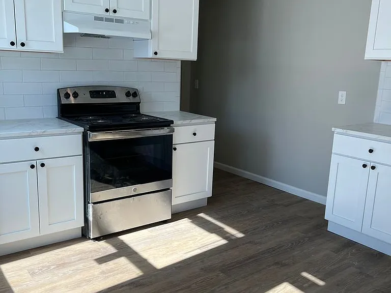 1211 College Ave — Photo 3