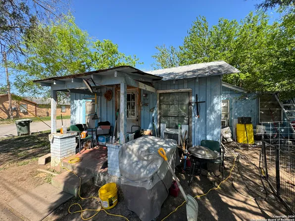 132 W CANALES ST, Uvalde, TX 78801