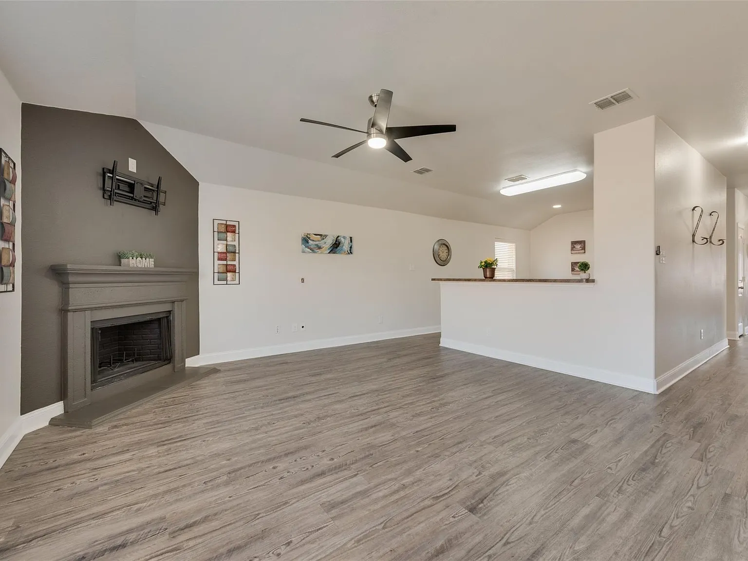 5 bed, 1944 sqft, $2,400 — Photo 3