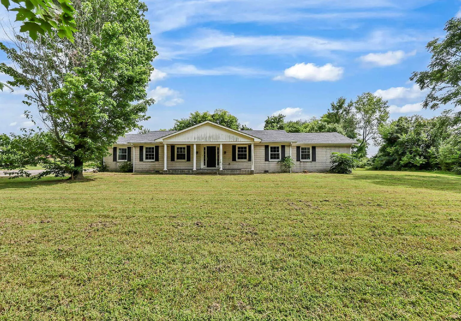 4 bed, 1.5 bath, 2630 sqft, $2,000 — Photo 3