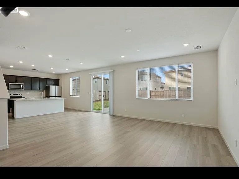 2260 Shoreline Dr — Photo 3
