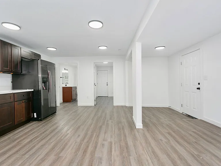 4919 Waller Rd E — Photo 22