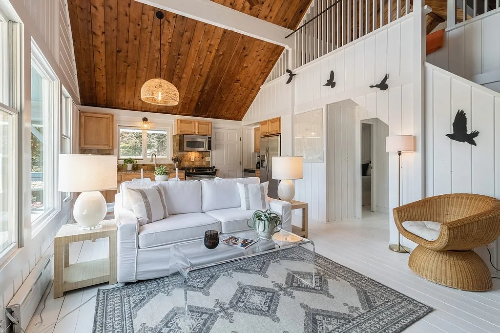 Charming Beach House — Photo 2