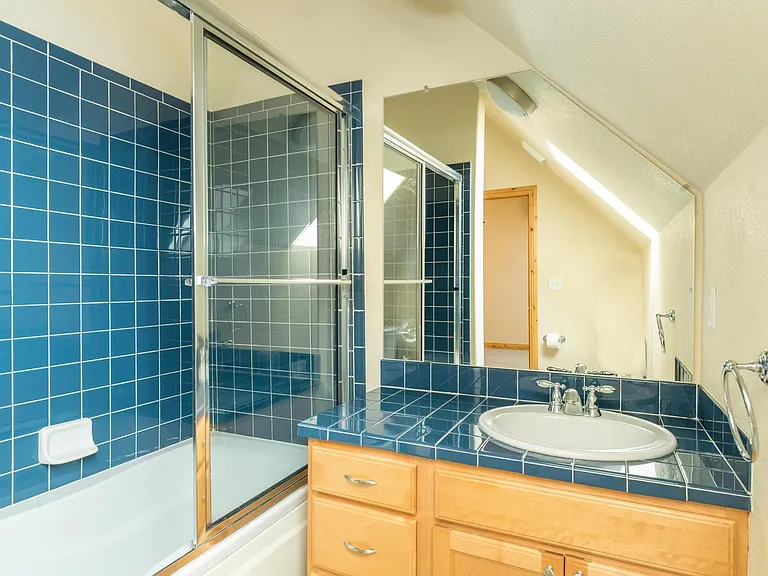 Upstairs full bath.