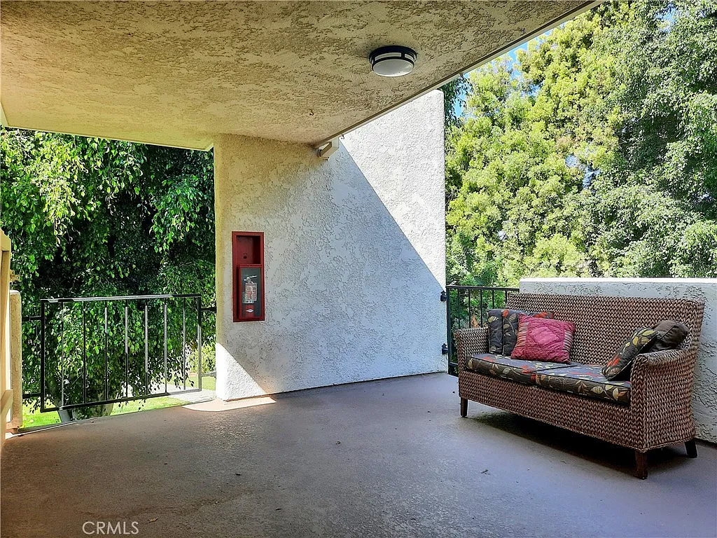 2 bed, 866 sqft, $2,700 — Photo 3