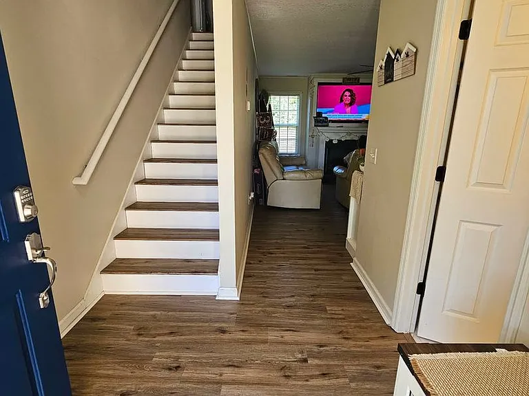 111 Casey Ct — Photo 2