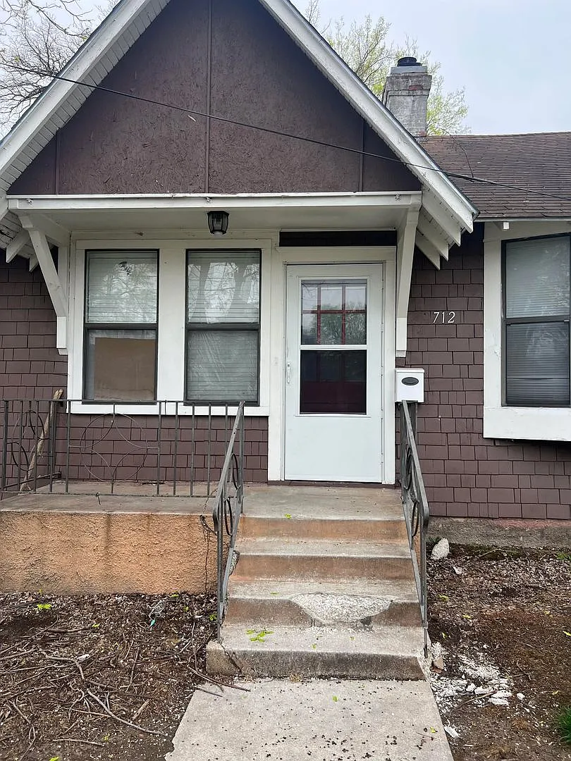 Cute 2 bedroom / 1 bathroom Duplex with Carport In Joplin Mo! — Photo 2