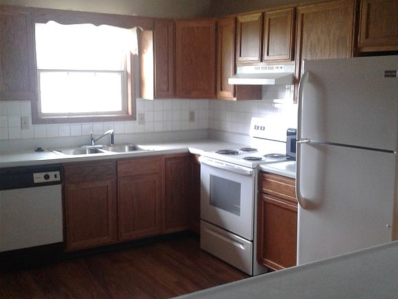 updated kitchen with new stove/refrigerator