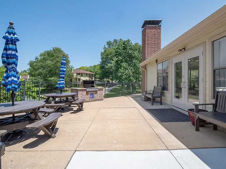Lago Vista Apartments — Photo 11