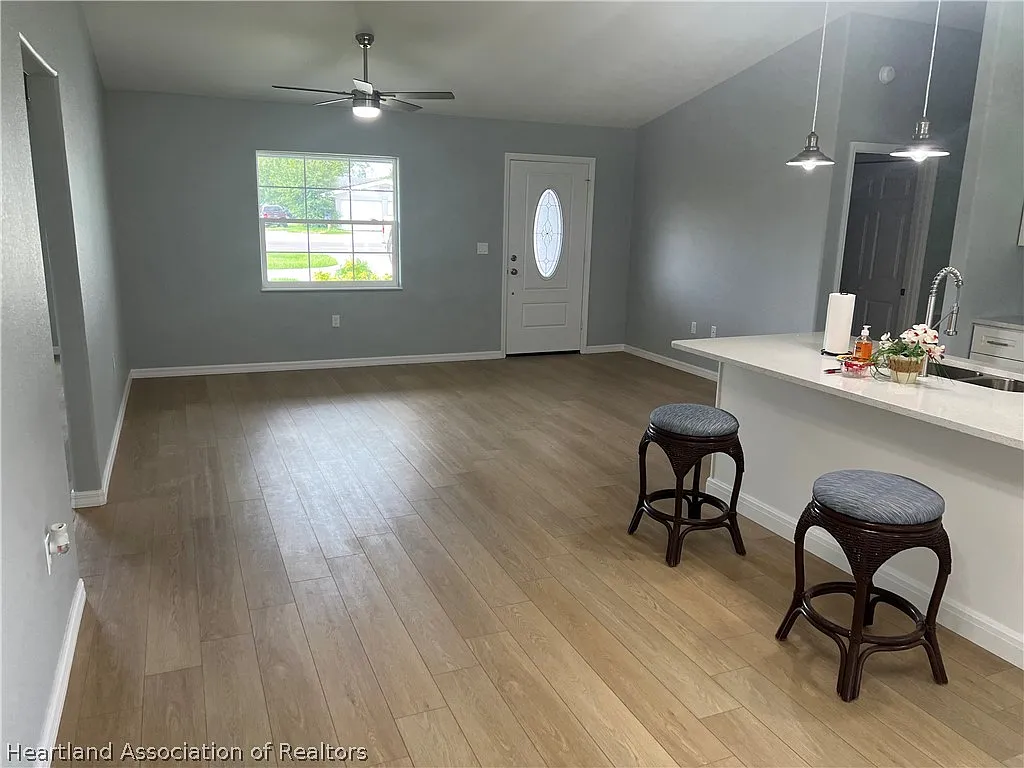 3 bed, 2.0 bath, 1460 sqft, $2,000 — Photo 4