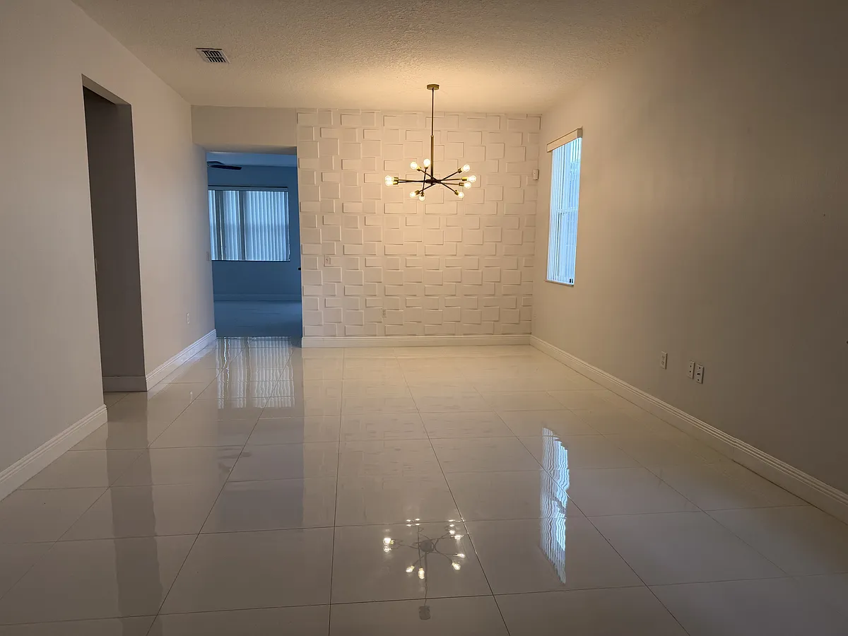 Building Photo - 1112 Pine Ridge Dr