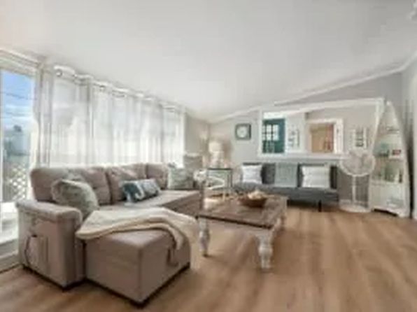 3 Riverside Dr