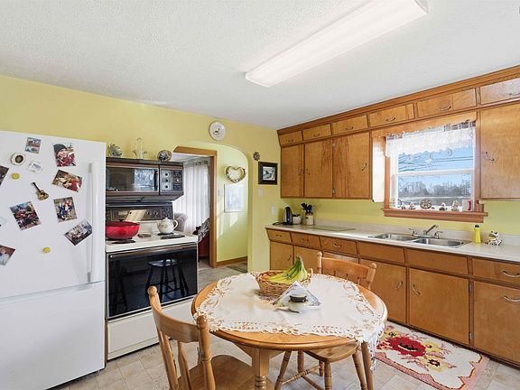 3rd image of 1535 Victoria Rd