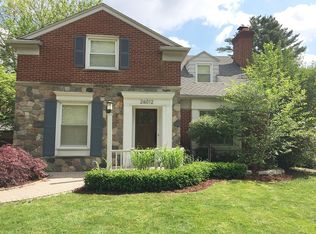 26012 Dundee Rd, Huntington Woods, MI 48070