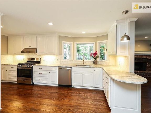 2nd image of 10126 Linden St