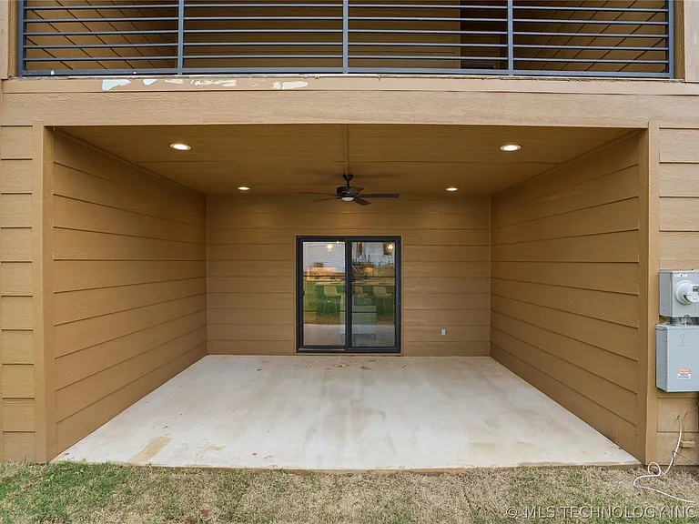 1414 E University Ave — Photo 30