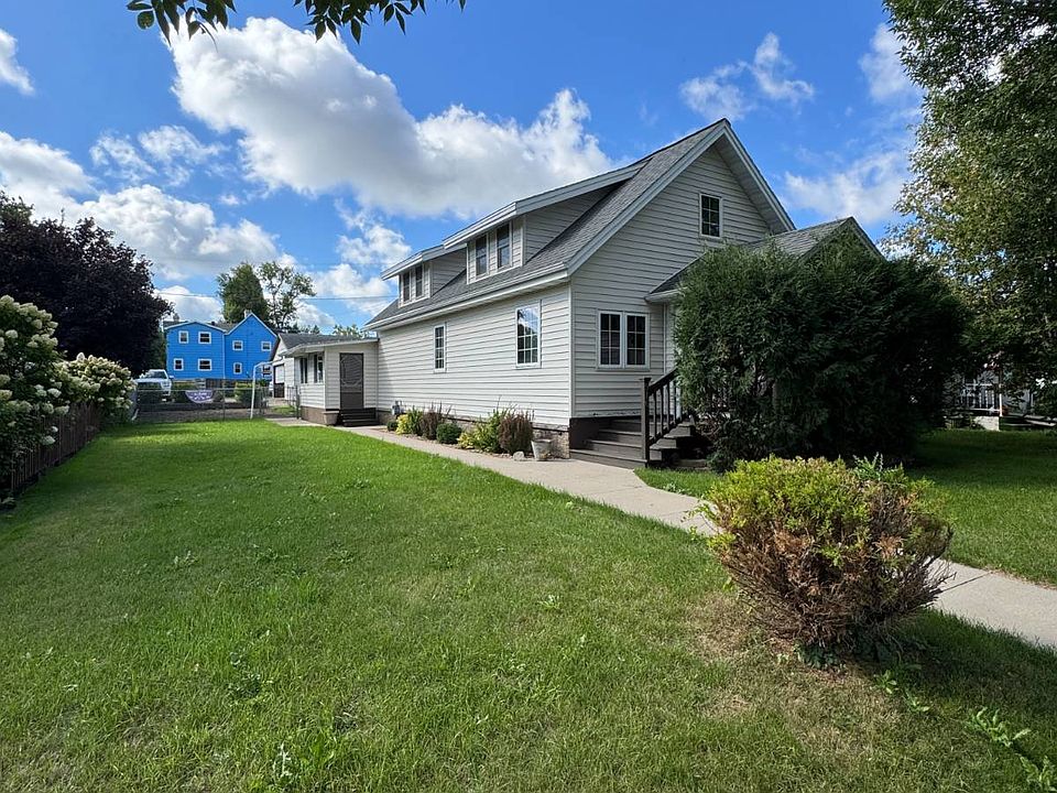 1st image of 916 6th St NE