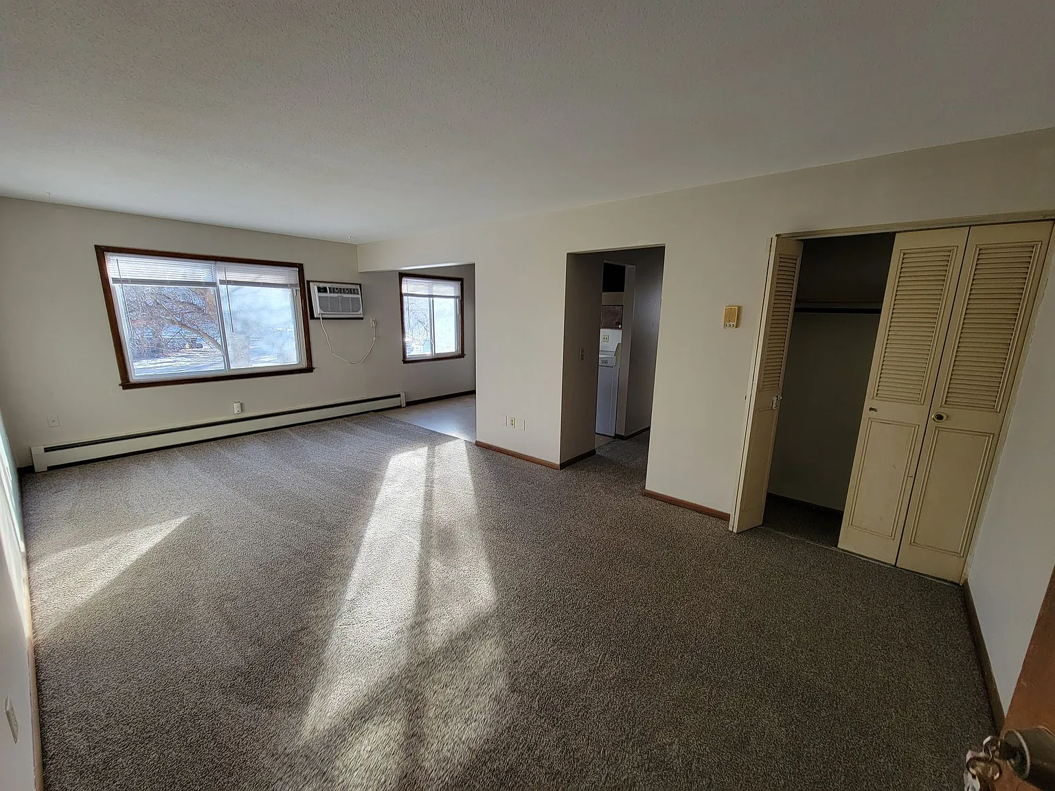 Great 2 Bedroom Near Downtown Shakopee With Parking! — Photo 3