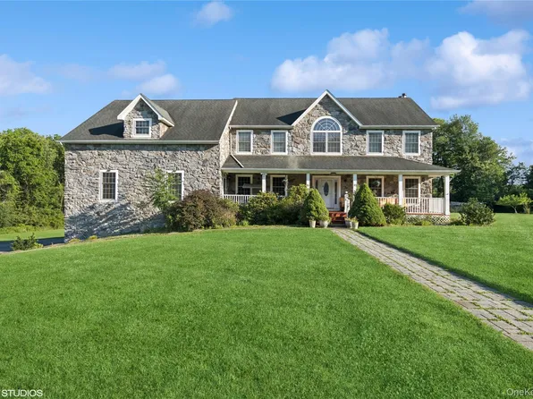 10 Willys Court, Rock Tavern, NY 12575