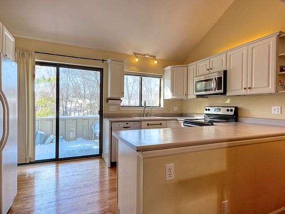 3rd image of 269 Maplewood Dr #269