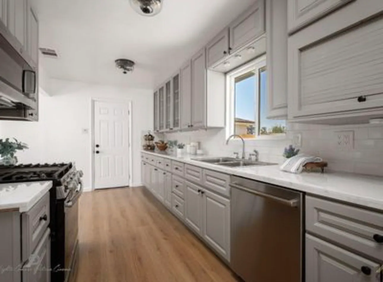 3 bed, 1048 sqft, $2,250 — Photo 2