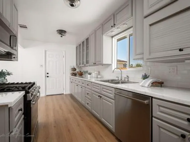 1400 Carson Ave — Photo 2