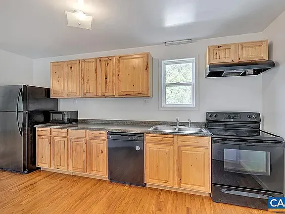5 bed, 1984 sqft, $3,600 — Photo 3