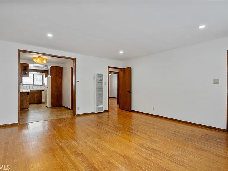 983 W 10th St — Photo 3