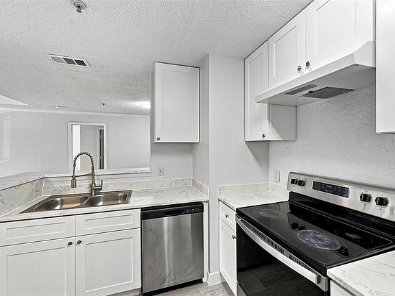 4th image of 18001 RICHMOND PLACE DRIVE #136