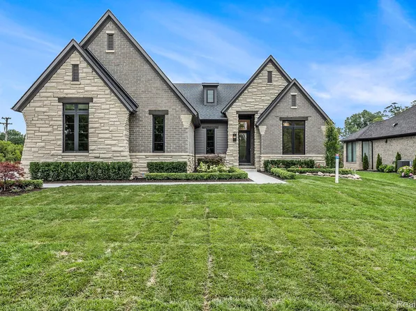 12771 N Pointe Dr, Shelby Township, MI 48315