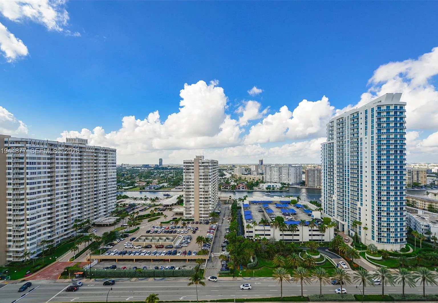 Hemispheres Condo — Photo 3