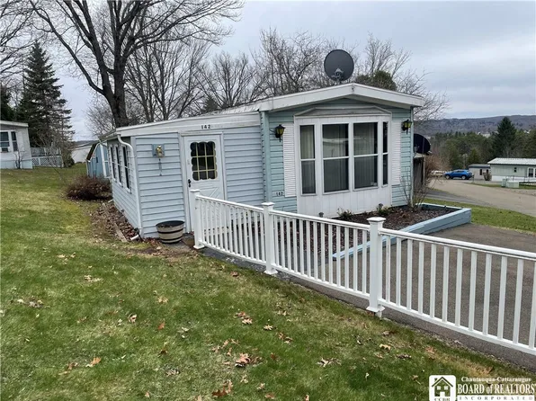 142 Greenhurst Village Dr, Jamestown, NY 14701