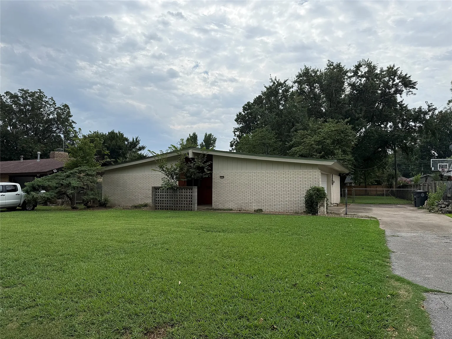 3 bed, 2.0 bath, 1484 sqft, $1,795 — Photo 1