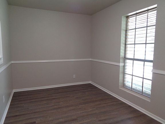 3rd image of 208 Crepe Myrtle St