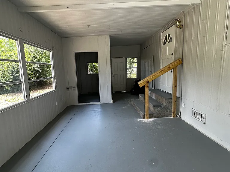 114 Portia St N — Photo 10