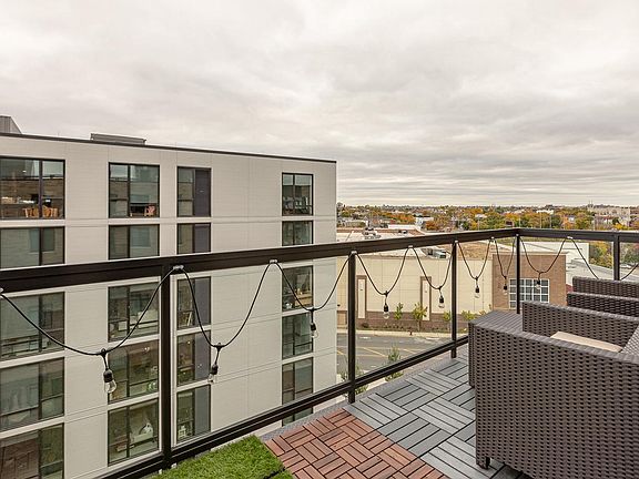 4th image of 1705 W Webster Ave #702
