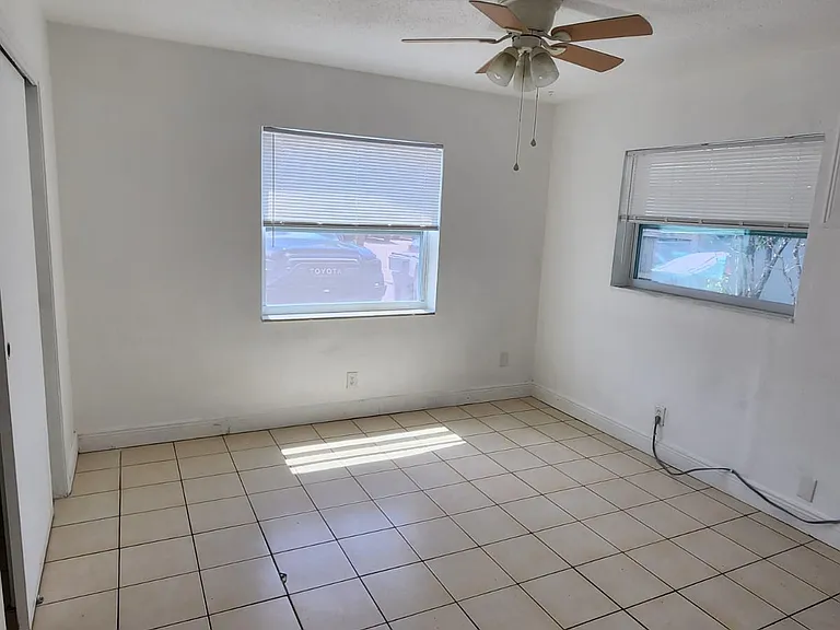 313 SE 10th Ave #3 — Photo 9