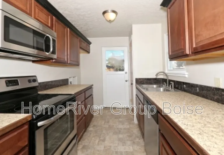 919 N Riviera Dr — Photo 2