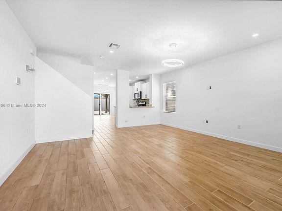 4th image of 433 NE 6th Pl