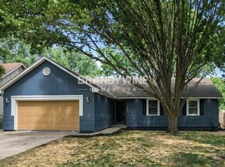 1605 NE Westwind Dr, Lees Summit, MO 64086