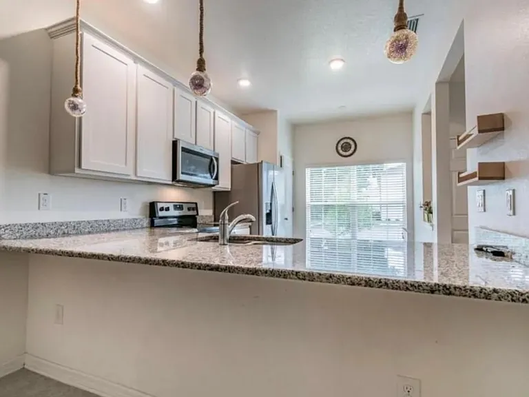 1122 Hillhurst Dr — Photo 5