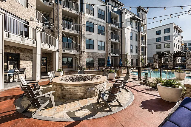 Vintage at the Avenue Apartments — Photo 3