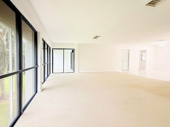 4th image of 1739 Embassy Dr APT 202