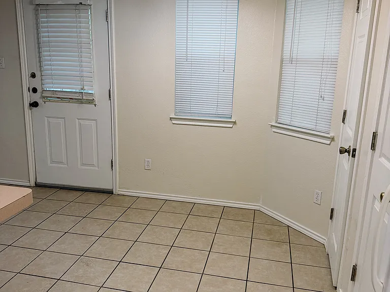 913 Sagewood Trl — Photo 4