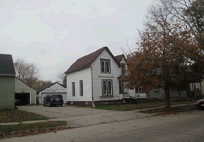 2nd image of 907 4th Ave NW