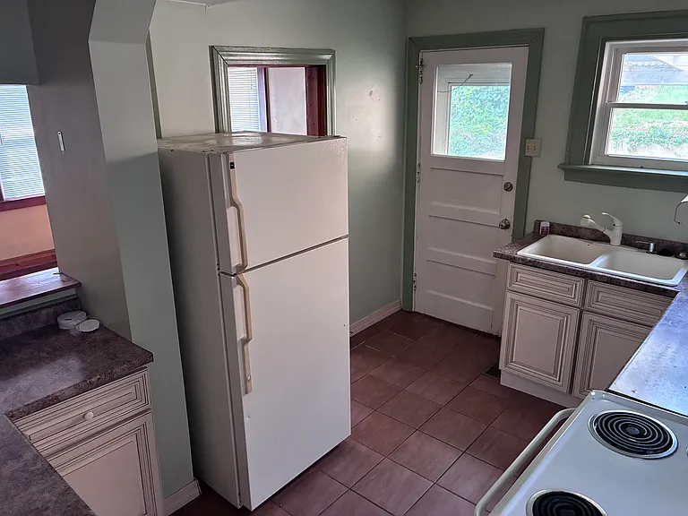 1718 Glen Parker Ave — Photo 2